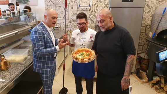 Due Big della Pizza premiano l’astro nascente Giacomo Garau: attilio Albachiara e Francesco Martucci consegnano il Trofeo Pulcinella al pizzaiolo casertano