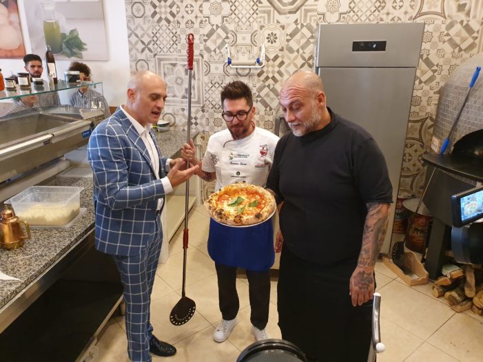 Due Big della Pizza premiano l’astro nascente Giacomo Garau: attilio Albachiara e Francesco Martucci consegnano il Trofeo Pulcinella al pizzaiolo casertano