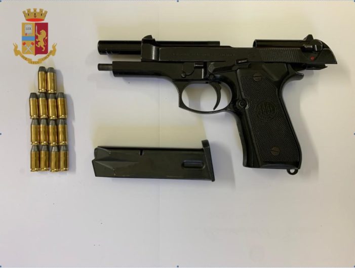 42enne arrestato con una Beretta 9×21 carica risultata rubata: era nascosta nel comodino