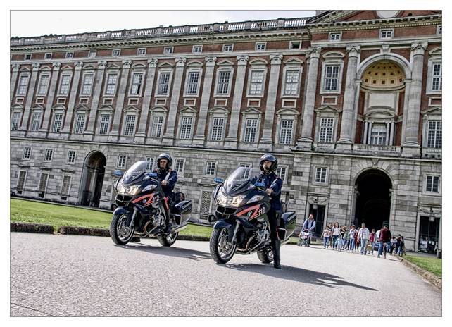 Vendita abusiva di guide e gadget davanti alla Reggia di Caserta: denunciato 42enne