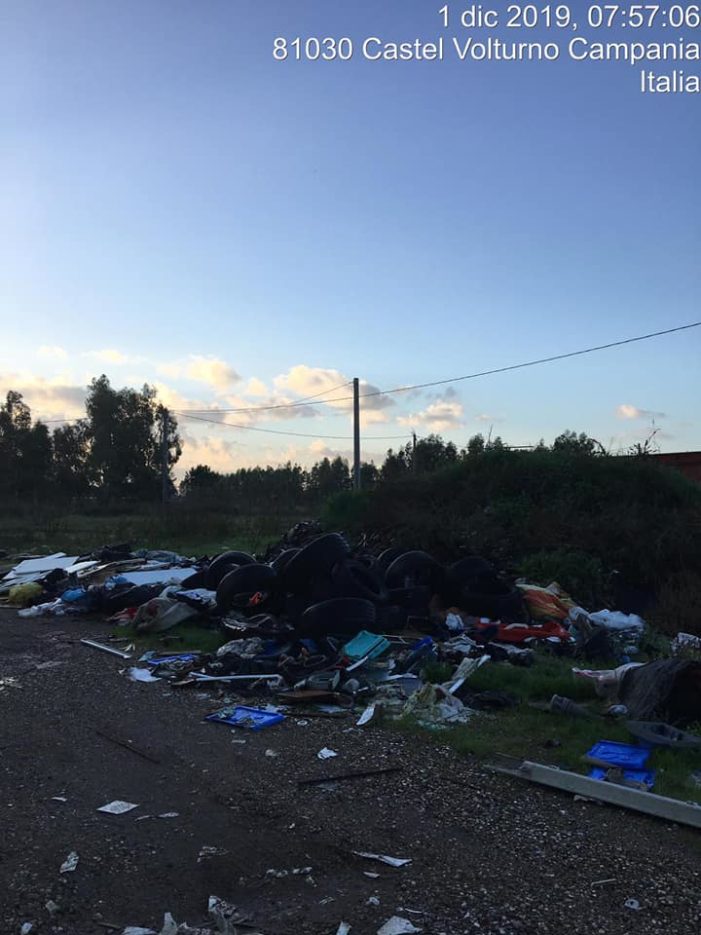 Ancora rifiuti abbandonati sotto la strada a scorrimento veloce Nola-Villa Literno