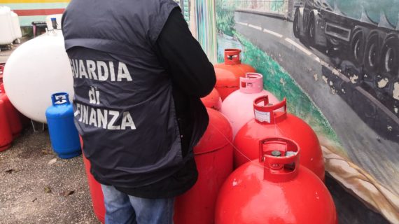 Esplosione in una abitazione a Vitulazio, la guardia di finanza e i vigili del fuoco perquisiscono la sede della Zippo Gas. Sequestrate 119 bombole di Gpl