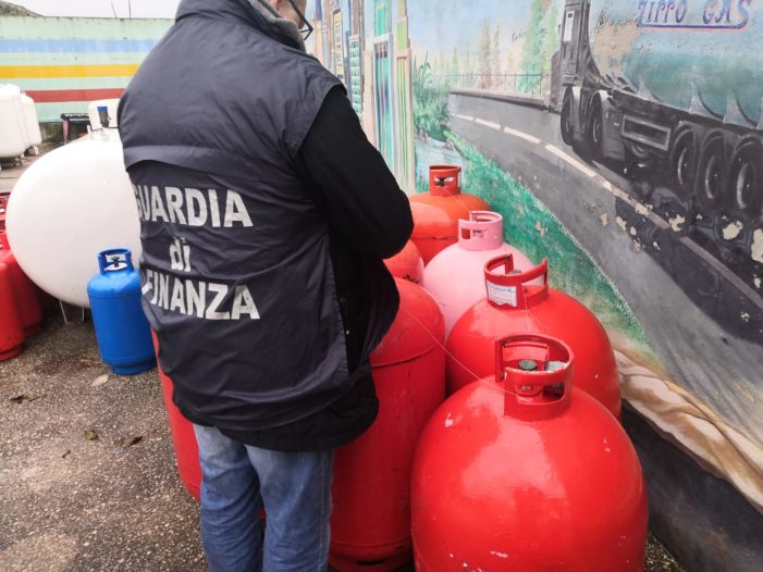 Esplosione in una abitazione a Vitulazio, la guardia di finanza e i vigili del fuoco perquisiscono la sede della Zippo Gas. Sequestrate 119 bombole di Gpl