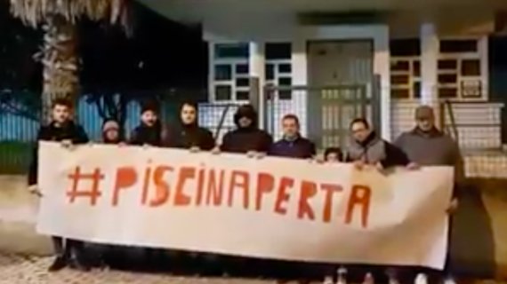 Vitulazio, va deserta la gara per la gestione della piscina comunale: la riapertura si allontana. L’opposizione protesta con un flash mob (guarda il video)