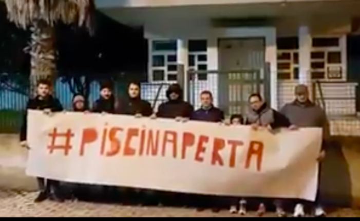 Vitulazio, va deserta la gara per la gestione della piscina comunale: la riapertura si allontana. L’opposizione protesta con un flash mob (guarda il video)