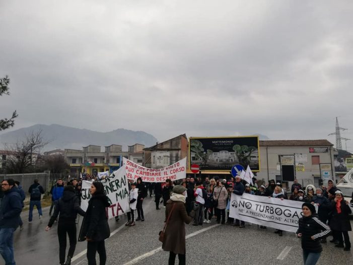 Vairano, la pioggia non ferma il popolo anti turbogas. Cittadini e comitati contro il progetto della Edison