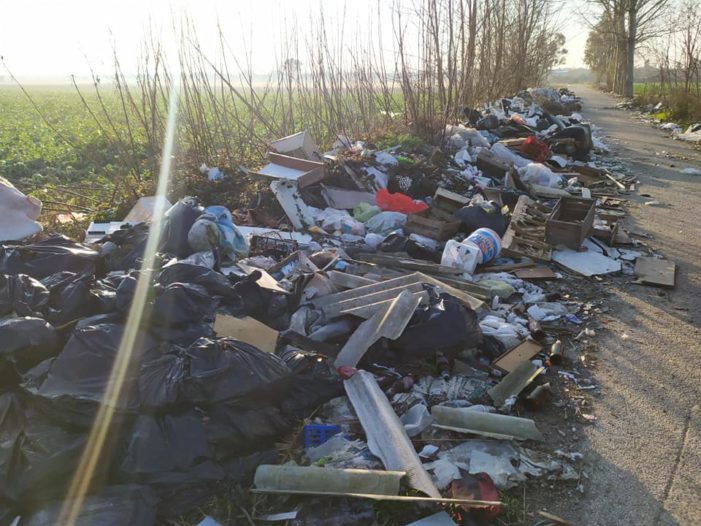 Ancora montagne di rifiuti abbandonati nelle zone periferiche e in aperta campagna