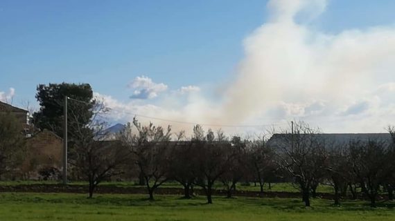 Sparanise, densa colonna di fumo fuoriesce da un capannone dall’ex tabacchificio