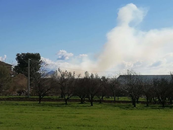 Sparanise, densa colonna di fumo fuoriesce da un capannone dall’ex tabacchificio