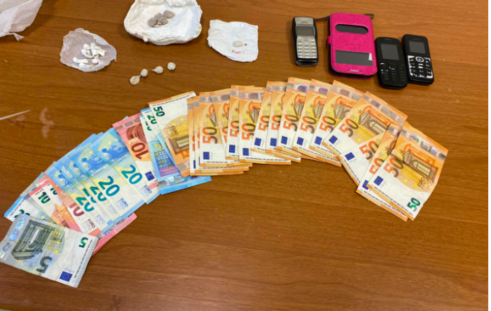 50enne latitante fermato con 1000 euro, cocaina, eroina e marijuana: finisce agli arresti