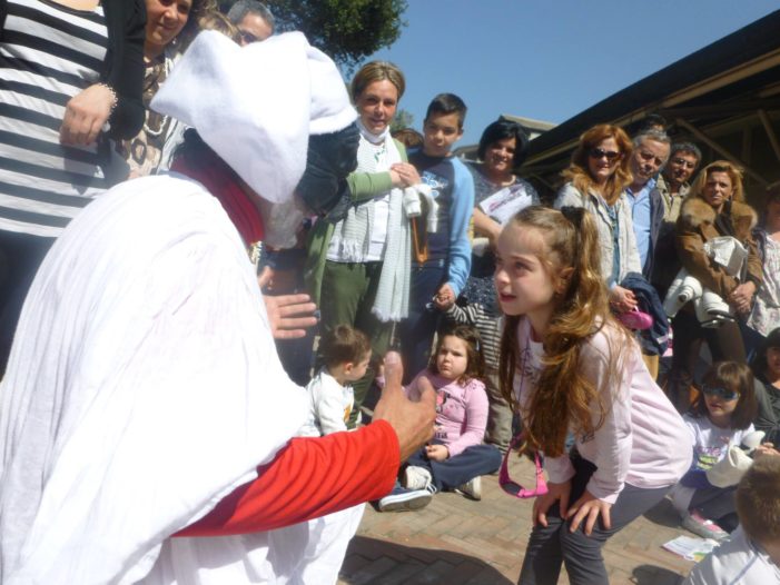 Brusciano: Carnevale  a scuola , i bambini studiano e si divertono con Pulcinella l’attore Angelo Iannelli