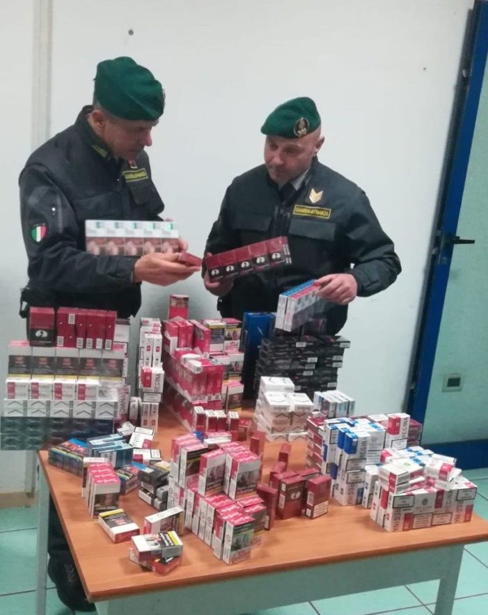 Contrabbandiere arrestato a Frignano: a casa nascondeva circa 11 kg di sigarette di varie marche