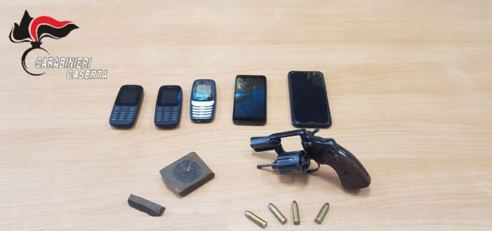 Avevano hashish e una Colt calibro 38 in casa: arrestata una coppia di coniugi