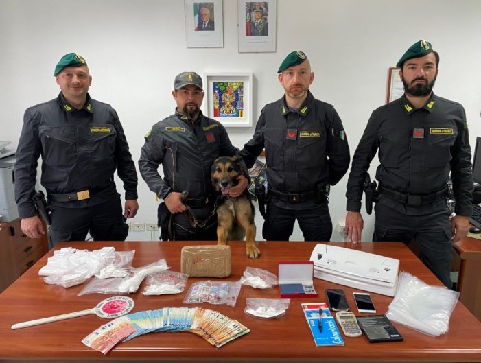 Teneva quasi 2 chilogrammi di cocaina nel retrobottega: arrestato il gestore di un bar