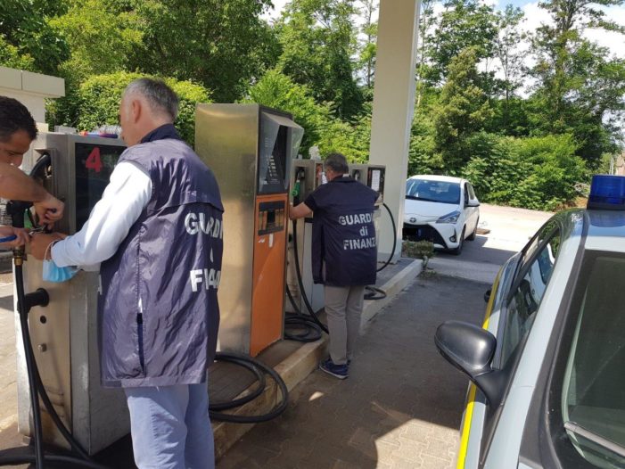 Carburante non conforme alla legge: sequestrati due distributori di benzina