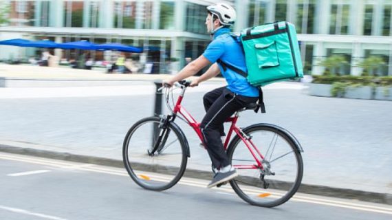 Lavoro attraverso le piattaforme virtuali del food delivery: sentiti i riders in tutta Italia