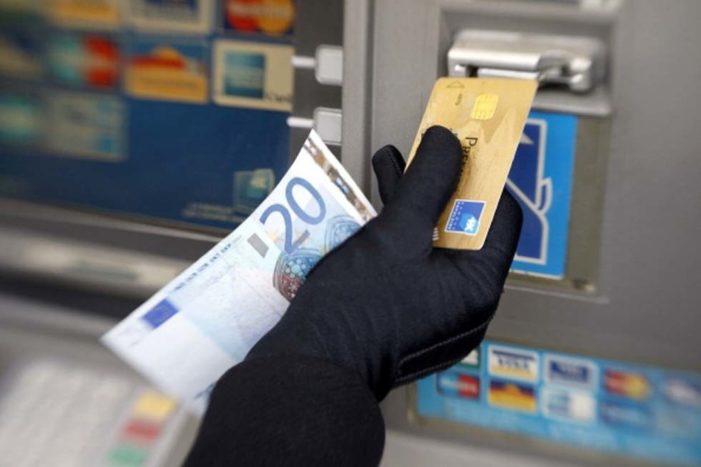 Utilizzavano la carte di credito rubate ai Cmp di Poste italiane: emesse 14 misure cautelari. Spese fatte perfino nei casinò Sloveni (guarda i video)