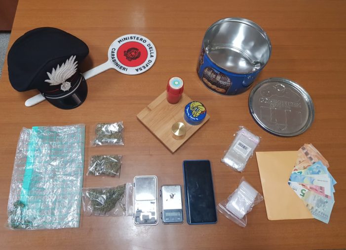 23enne trovato con marijuana e soldi, finisce agli arresti domiciliari