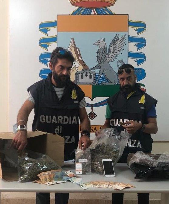 Percettore di reddito di cittadinanza trovato con un kg di marijuana: 21enne arrestato