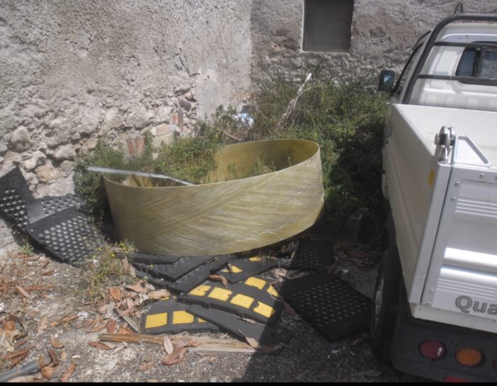 Pignataro Maggiore emblema del degrado e dello sfascio: il cortile interno adibito a parcheggio a Palazzo Scorpio, sede dell’Amministrazione comunale, è diventato il sito di una discarica abusiva di rifiuti anche speciali e pericolosi – Le foto dell’ennesima vergogna nella “Svizzera dei clan”