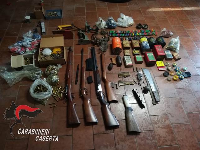 Trovato armamento da guerra a casa di un 81enne: l’uomo finisce ai domiciliari