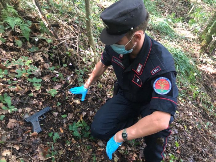 Ritrovata una pistola per softair carica e funzionante nel bosco con tredici colpi