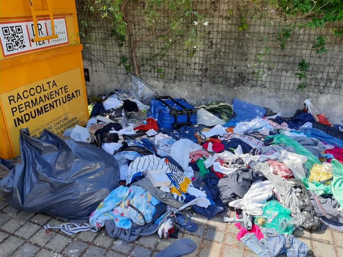 Le denunce degli ambientalisti e le risate dei buontemponi sulla discarica a cielo aperto nella piazzetta antistante l’ex sede del Giudice di Pace costringono il liquidatore della “Pignataro patrimonio srl in liquidazione” Pietro Ricciardi ad alzare bandiera bianca: spostati i contenitori degli indumenti usati