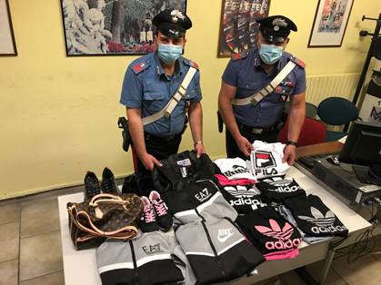 Sequestrati capi di abbigliamento, scarpe e borse a un 38enne