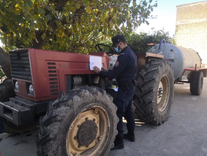 Sorpreso mentre smaltiva 200 litri di rifiuti liquidi su un fondo: denunciata una persona