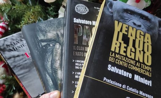 L’assessore Gerardo Del Vecchio regala per le feste i libri dello scrittore Salvatore Minieri, odiatissimo dal sindaco Giorgio Magliocca per lo scontro sul “caso Lubrano-Felicità” – I buontemponi scherzano, gli osservatori locali pensano a un segnale politico