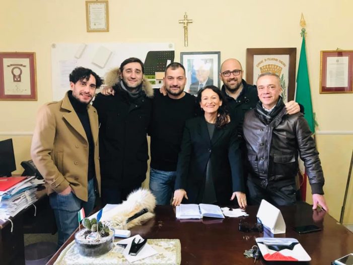 Ora che il fuggitivo Giorgio Magliocca ha indicato l’assessore Vincenzo Romagnuolo quale candidato a sindaco, i buon-tamponi attendono di sapere se Cesare Cuccaro sparerà (politicamente parlando) “a tritolo” o “a pane e mortadella”