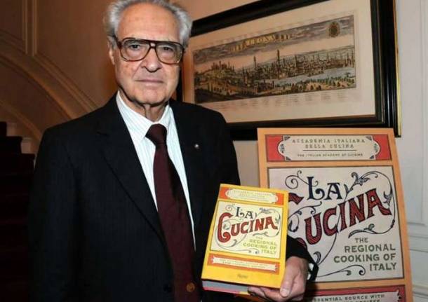 La storia del Parmigiano Reggiano in un libro di Ballarini che è un’avventura sociale