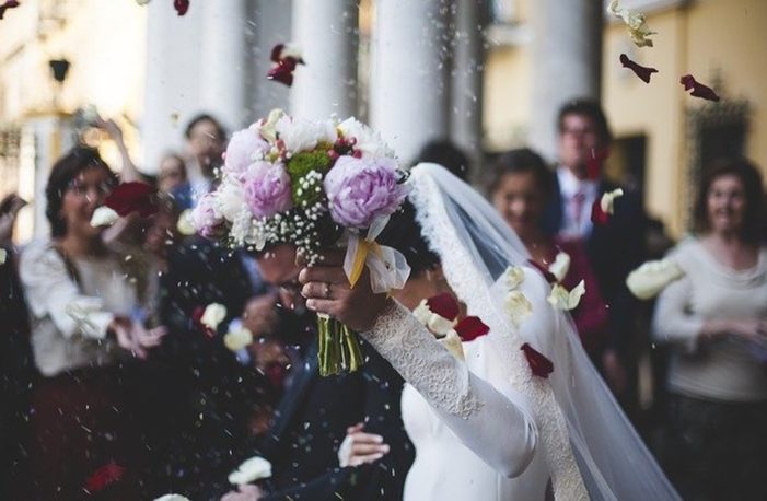 Festeggiano il matrimonio in casa ma arrivano i carabinieri e denunciano tutti i presenti