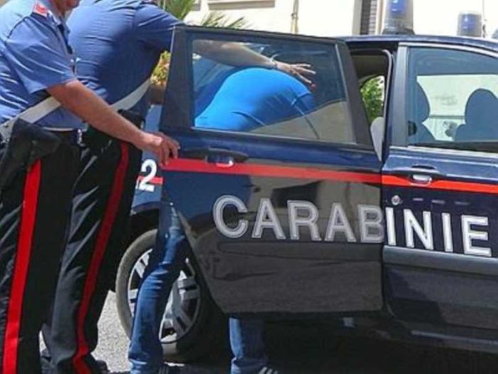 Scappa all’alt perché guidava senza patente: viene fermato dopo inseguimento