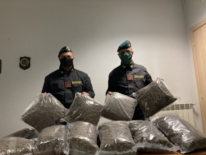 Sequestrati 300kg di marijuana: nei guai un uomo che percepiva il reddito di cittadinanza