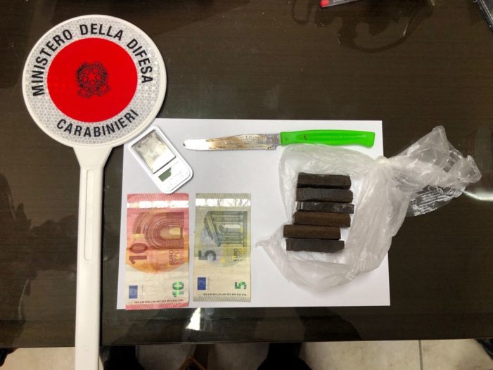 45enne arrestato per detenzione di fini di spaccio di droga: aveva dell’hashish in camera